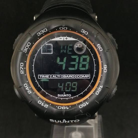 ساعة Suunto Vector، وتحديداً إصدار XBlack الذي يتميز بإطار أسود وشاشة رقمية معكوسة (خلفية سوداء وأرقام فاتحة). تُعد هذه الساعة من أشهر الساعات المخصصة للأنشطة الجبلية والبرية، وتُعرف بوظائفها الأساسية الثلاث (ABC): الارتفاع، الضغط الجوي، والبوصلة.
￼Suunto +3

المواصفات والوظائف الرئيسية

تتضمن الساعة مجموعة واسعة من الأدوات المخصصة للمغامرين: 

￼Suunto +1

مقياس الارتفاع (Altimeter): يقيس الارتفاع حتى 9000 متر (29,500 قدم)، مع إمكانية قياس سرعة الصعود والهبوط.

مقياس الضغط الجوي (Barometer): يعرض الضغط الجوي الحالي ودرجة الحرارة، كما يتضمن مؤشر اتجاه الطقس للتنبؤ بالتغيرات الجوية.

بوصلة رقمية (Compass): تسترشد بالنقاط الأصلية وتتضمن ميزة تعديل الانحراف المغناطيسي لزيادة الدقة.

وظائف الوقت: تشمل الوقت (بصيغة 12 أو 24 ساعة)، والتقويم المبرمج حتى عام 2089، وثلاثة منبهات يومية، وساعة إيقاف، ومؤقت عد تنازلي.

التصميم والمتانة: الإطار والهيكل مصنوعان من مواد مركبة (Composite) مع زجاج من الأكريليك، وهي مقاومة للماء حتى عمق 30 متراً. 

￼suunto apac +4

معلومات تقنية

البطارية: تستخدم بطارية من نوع CR2430، وهي قابلة للاستبدال بسهولة من قبل المستخدم.

الإضاءة: مزودة بإضاءة خلفية كهربائية (EL) لسهولة القراءة في الظلام.

الوزن: خفيفة الوزن حيث تزن حوالي 54 غراماً فقط. 

السعر 75 الف مع التوصيل


**إذا كنت صاحب هذا الإعلان وتريد حذفه لأي سبب، رجاءا أرسل رسالة إلى الدعم الفني**