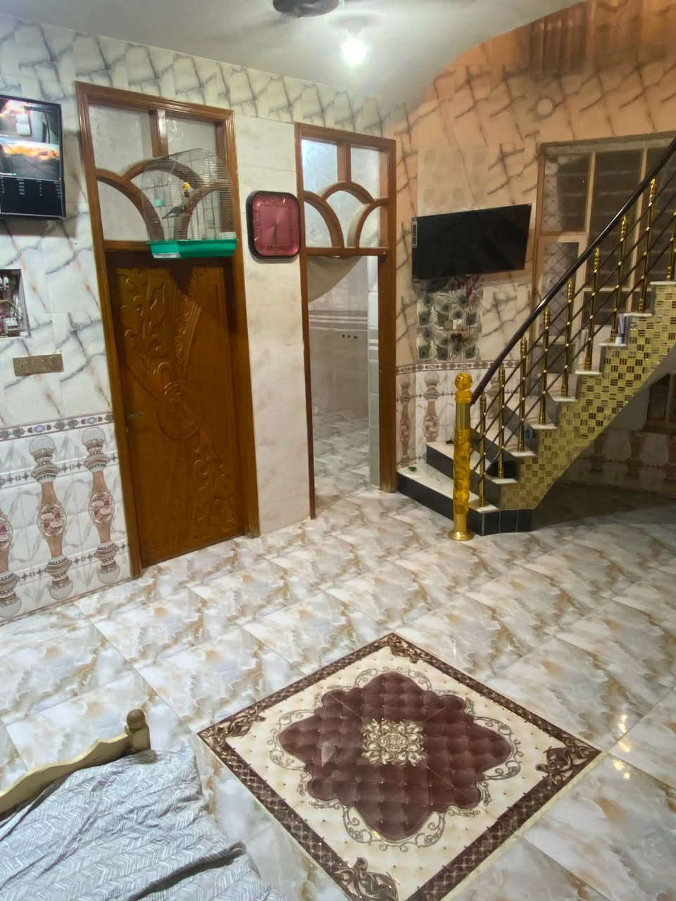 من رخصة صاحب الكروب بيت مساحة 200 م طابو زراعي سند 25 حلة نادر قرب الاستدارة الاولة شارع البزل اول فرع يبعد عن شارع العام حلة دوانية حوالي 200 م  او اقل 
بيت بناء جديد درجة اولة بناء طابوك سقف صب كونكريت 
- يحتوي على كراج جبير
-استقبال طول ٨ م وعرض٤م
-المطبخ طول٥م وعرض٤م
-الكليدور الطول ٦م والعرض٤م
- غرفة الطول ٤ ونص والعرض٤م
مجمع صحيات جبير خارجي ومجمع صحيات داخلي هم جبير ومجمع صحيات طابق ثاني هم جبير  مناور داير على البيت كلة البيت ما ناقصة شي كامل والكمال لله تعالى 

$ السعر  105 مليون وبي مجال المجال بعد معاينة الدار 
استفسار اكثر اتصل على الرقم 
***********
