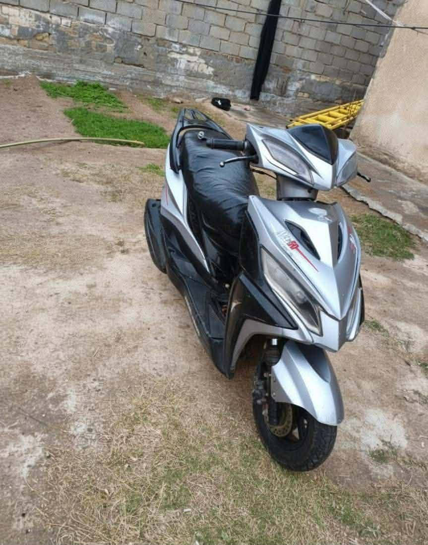 دراجه جامبو صيني للبيع ، گايمة تحطلها دهن تصير ثعوانه وره خمس دقايق تحرگة  ، ابيعك گايمة تمشي بيهه كيلو كيلوين تكوم تختنك تصعد دهن على البلك وتطفي ،  تشتغل هندر ، عوزهه باتري ، شكلها حلو كفراتها حلوة شوفت علينك ،  سعرها 150 من الأخير بدون تفاوض مكاني كربلاء منطقة الحر الصغير ، رقم ***********
