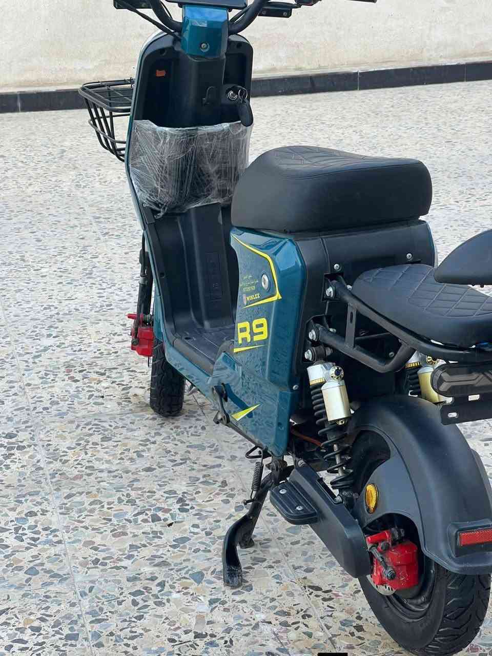 السلام عليكم دراجة شحن للبيع نوع R9 الدراجة طك كارتون موديل 2025الدراجة كلش بيه شغل مابيه اي عطل بطاريات حجم 32امبير حجم كبار الدراجة كلش حلو السعر 450وبيها مجال العنوان البصره الزبير لامو شرا لا يراسل رقم ***********
