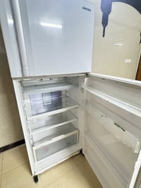 للبيع  ثلاجه نوع هيتاشي نضافة 8‎0‎%‎ شغاله سعر 250 بيها مجال  للاستفسا...