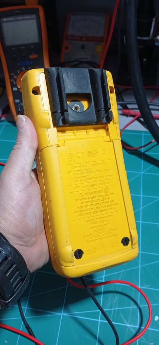 جهاز ملتيميتر فلوك FLUKE 189 غني عن التعریف مع كابل فحص بروب ماستر الاصلي الجهاز مستخدك وشغال كامل كما موضح بالصور الجهاز يضاهي عشر ملتيميترات كلاسيكية لدقته وسرعته العالية و المنبهات والخصائص المتقدمة التي فيها يعتبر احن جهاز للتصليح للاستفسار والسعر خاص .


**إذا كنت صاحب هذا الإعلان وتريد حذفه لأي سبب، رجاءا أرسل رسالة إلى الدعم الفني**