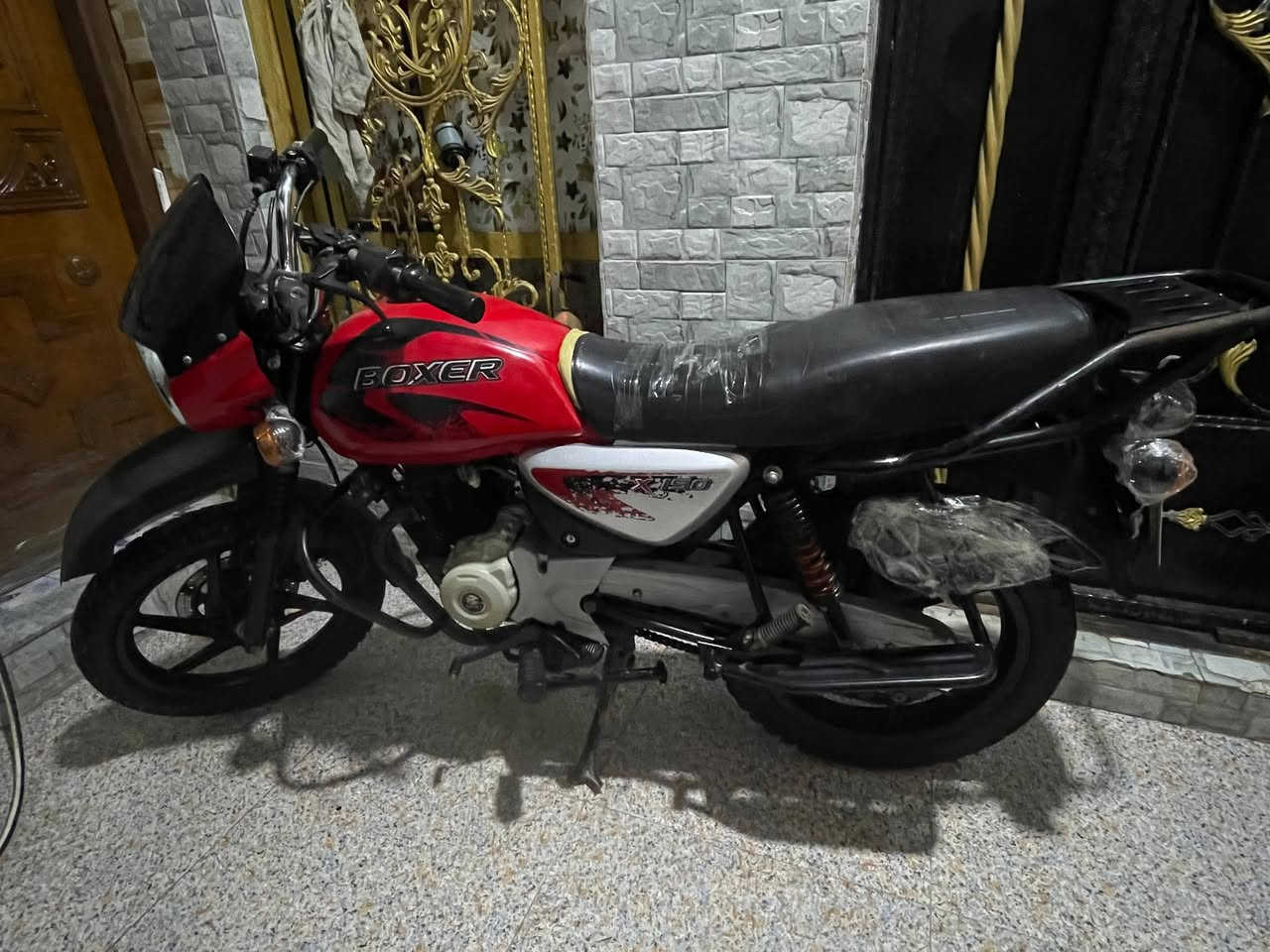 سلام عليكم للبيع بوكسر فحل سنويه ورقم موديل 2023 دراجه نظيفه مثل ما واضح بالصوره وسنويه تنتهي 2030 سعره 2250 وهلا بيك بكل وكت يمتا ما تريد والاستفسار ***********
