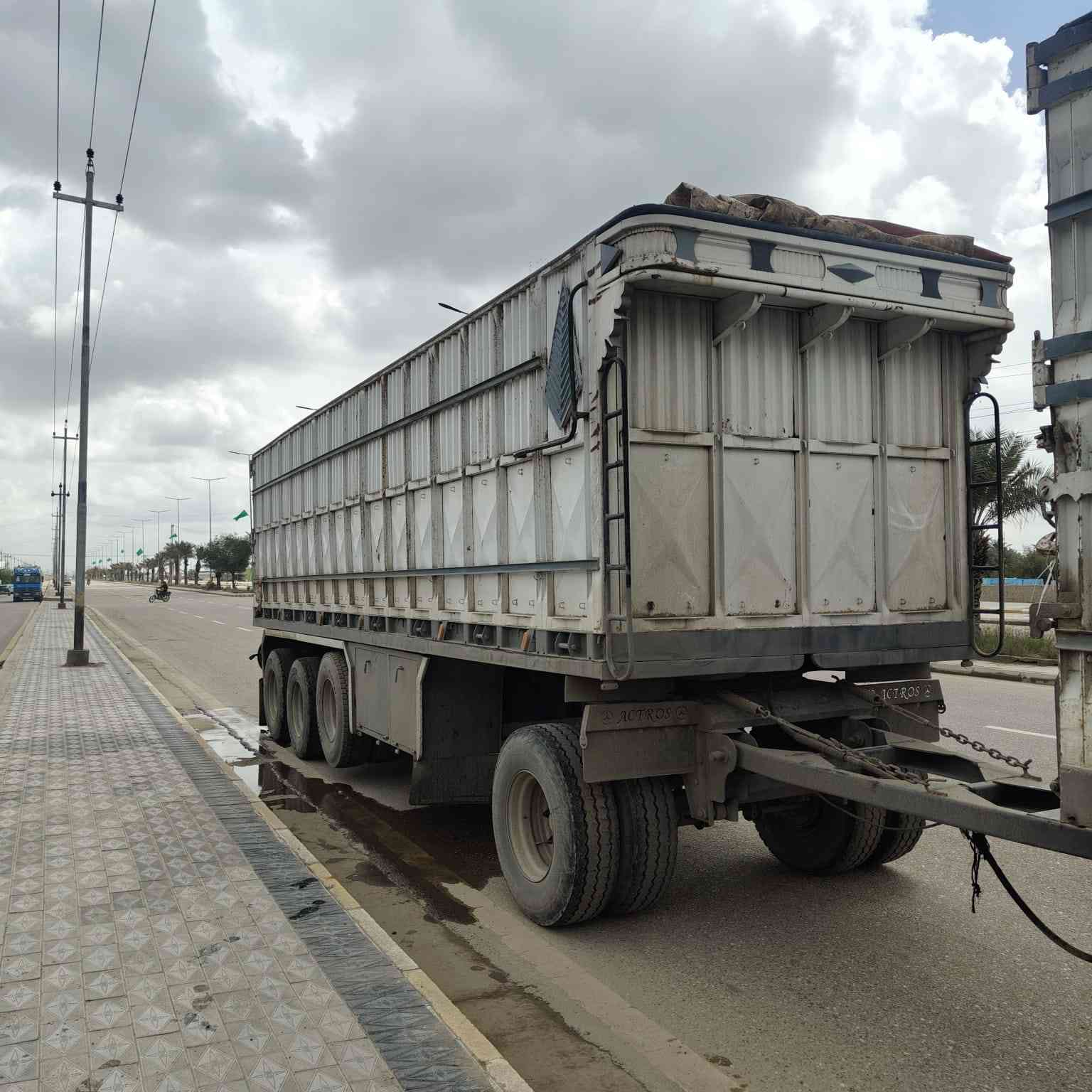 مقطوره قلاب لبيع طول ٩ متر دنكير ١٤ صيني ارتفاع ٢ متر السعر ٢٠٠ وبيه مجال مكان لصويره
***********
***********
