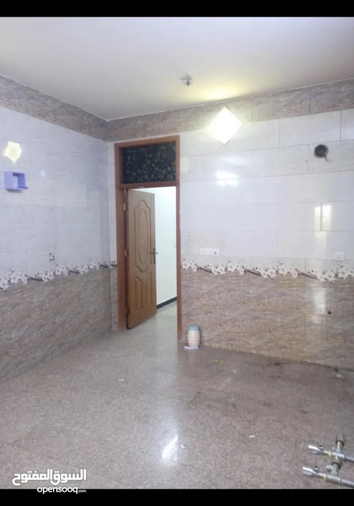 شقة للايجار كرادة ابوقلام طابق 3 موقع متميز غرفة نوم حمام هول مطبخ مدخلين، السعر 650 الف شهريا للاستفسار من المالك مباشرة
***********
