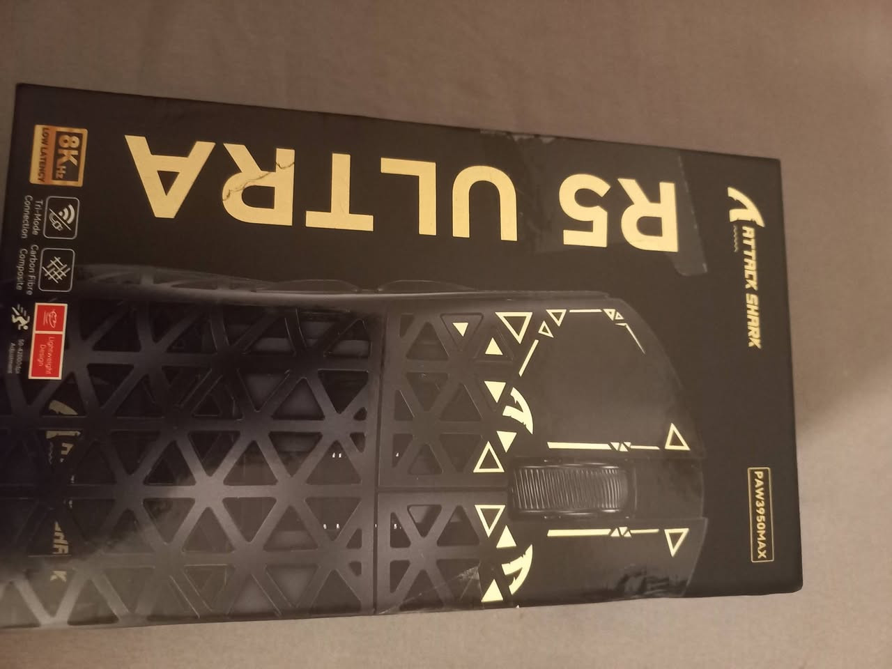 تفضل التفاصيل والمواصفات التقنية الكاملة للماوس (بما في ذلك الوزن الدقيق)، مصاغة بشكل مختصر واحترافي لتعزز بها إعلانك:

---

### 📊 المواصفات التقنية لماوس Attack Shark R5:

* **الوزن:** خفيف جداً، يزن حوالي **59 غراماً** فقط (وزن ريشة ممتاز للمناورات السريعة).
* **المستشعر (Sensor):** مستشعر احترافي عالي الدقة PixArt هو **PAW3311**، يوفر تتبعاً دقيقاً للغاية بدون أي ضياع في الحركة.
* **الحساسية (DPI):** تصل إلى **18,000 DPI**، مع إمكانية التعديل والتحكم بالسرعة عبر الأزرار أو السوفتوير.
* **ثلاثة أنماط للاتصال (Tri-Mode):**
1. اتصال لاسلكي سريع جداً (2.4GHz) عبر القطعة الذكية (Dongle).
2. اتصال بلوتوث (Bluetooth) للتنقل وسهولة الاستخدام مع اللابتوب أو الأجهزة الأخرى.
3. اتصال سلكي (Type-C) يُستخدم للعب والشحن في نفس الوقت.

* **عمر البطارية:** بطارية داخلية ممتازة تدوم لفترات طويلة من اللعب المتواصل وتُشحن بسرعة عبر منفذ Type-C.
* **الأزرار:** مفاتيح ميكانيكية متينة تتحمل ملايين النقرات واستجابتها فورية.

السعر 65.000IQD


**إذا كنت صاحب هذا الإعلان وتريد حذفه لأي سبب، رجاءا أرسل رسالة إلى الدعم الفني**