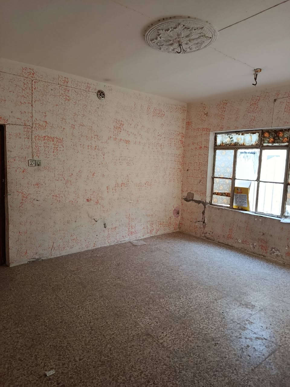 يوجد بيت للايجار بحي الغدير مقابيل شهداء الموظفين يحتوي على غرفتين صاله مطبخ استقبال صحيات📞***********(يوجد واتساب)
