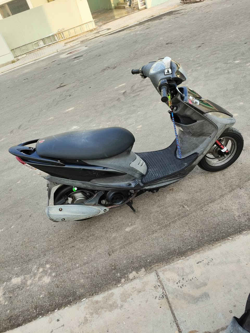 سلام عليكم دراجه ماكس عدله للبيع دراجه جديده توني ماخذه حاويه كامله وصله موجود مراياته موجوده مكفوله من كلشي وكله بلاد مكاني بصره سعره 1100وبيه مجال هاذ رقمي شغال ***********
