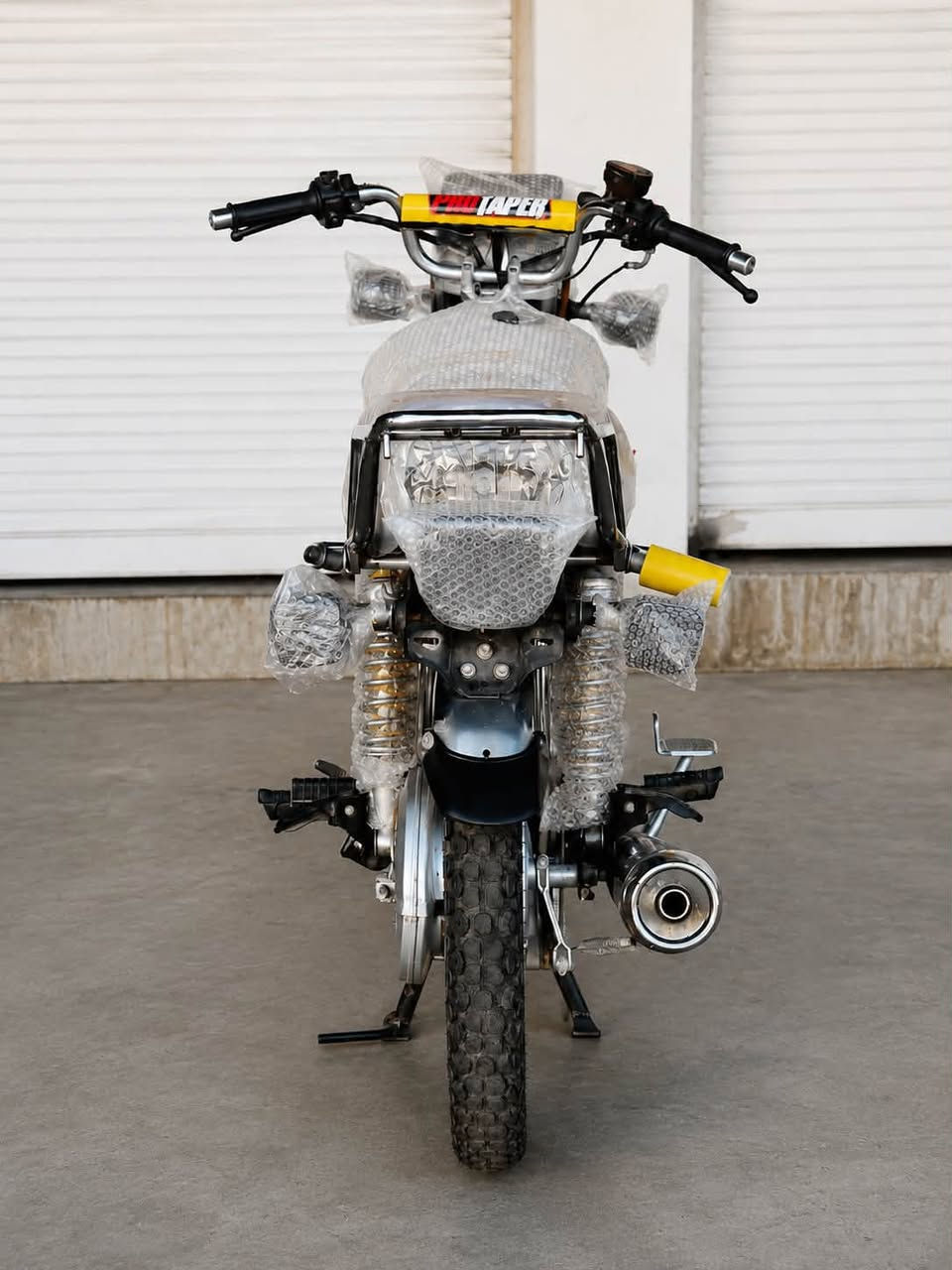 🏍️ دراجةساڤين 5 گیر (SIVAN) موديل2023
دراجة جديدة (لوك)، تشبه الزيرو وماشية شي قليل كلش. كل شي بيها بشرط الفحص وعلى بلادها.

🛠️ المواصفات والشروط:

 المحرك (المكينة): بشرط الفحص (ما مفتوحة نهائياً)، ما تنقص دهن وما بيها أي دخان. مكينة قوية وجديدة.

 الشاصي والبدن: كل النواحي بشرط بلاد، وحتىالسویجات مالتها الأصلية مال بلاد.

 الأوراق: المنيفيست الأصلي مال الشركة موجود وياها.

 الكهربائيات: منظومة الكهرباء كاملة  كله شغال وبشرط الفحص.

 التايرات والبريكات: التايرات اثنينهم جدد، والبريكات مضبوطة كلش وما بيها أي نقص.

💰 السعر والعنوان:

 السعر:625 دينار

 العنوان: كركوك - الشورجة، قرب مطعم حمه ناصر.📍📍

📞 للاستفسار والشراء:

 رقم الهاتف: ***********

💡💡💡💡💡💡💡💡💡💡💡💡

🏍️ ماتۆڕی سیڤان(SIVAN) مۆدێل2023 

ماتۆرێکی زۆر زۆر تازە و لۆک، هاوشێوەی سفرە و زۆر کەم کاری کردووە. هەموو شتێکی بەشەرتە و لەسەر بیلادی خۆی ماوەتەوە.

🛠️ تایبەتمەندی و مەرجەکانی ماتۆڕەکە:

 مەکینە (بزوێنەر): بەشەرت،  (نەکراوەتەوە)، بەبێ سەرفکردنی ڕۆن و بەبێ دووکەڵ (بخار). مەکینەی توند و لۆکە.

 شاسی و بەدەنه: هەموو لایەکی بەشەرتی بێلادە، تەنانەت سوویچەکانیشی بێلادین.

مەنەفێسی شەریکەیی خۆی لەگەڵ دایە

 سیستەمی کارەبا:، کارەباییات بەشەرت و بێ کێشەن.

 تایە و برێک: هەردوو تایەی لۆکن و برێکەکانی زۆر مەزبوت و بێ کێشەن.

💰 نرخ و ناونیشان:

 نرخ:625

ناو نیشان شۆرجە نزیک چێشت خانەیی حمە ناسر📍📍

📞 بۆ پەیوەندی و کڕین:

 ژمارە تەلەفۆن:***********
