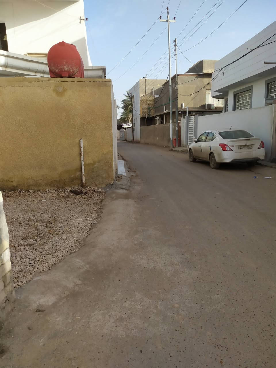 السلام عليكم .. الدار للبيع المساحة 275,5م  الواجهة 14,5م / والنزال 19م البناء طابوق جمهوري(أبو سعيد) الأرضية سيراميك السطح فرشي يبعد عن شارع الطهمازية ( 150م) يقع داخل فرع ( 4,5م*20م ) الخارطة طابق واحد 
استقبال (7,250*4,250) كليدور ( 7*4 )
غرفة1( 5,5*4,5) غرفة 2(5*4) مطبخ (4,5*4)
مجمع صحيات ( داخلية + خارجية ) وبيتونه كبيرة (3,5*3) وحديقة خارجية (5*4,5) وممرخارجي يكون من الجانب والخلف وبقية التفاصيل بالمنشور العنوان بابل/ الطهمازية رقم العامود ( ٩٩ ) الفرع المقابل لفرن صمون الطهمازية السعر ( ١٦٠ )  للإستفسار الإتصال على ( *********** )  .
