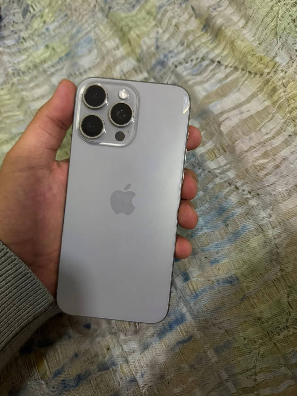 سلام عليكم للبيع ايفون ١٥برو ماكس امبدل فقط شاشه فيس ايدي شغال بطاريه 88/ ذاكرة 256 جهاز نضيف جدى ويا شاحنته لصليه سعرها 45$ وحافضات سعر 725 وبي مجال قليل /*********** / عنوان بغداد سيديه
