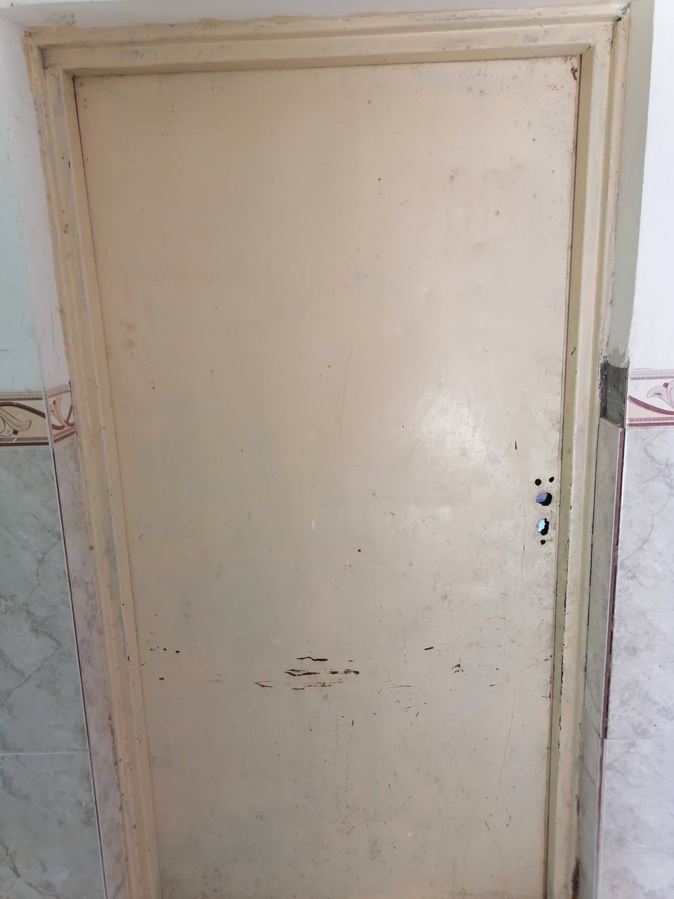 السلام عليكم ورحمة الله وبركاتة
بيت قديم اللبيع تفليش   بي 11 باب مقلف الصفحتين جديد وبي 9 شبابيك جدد ولطابوك جمهوري مبني بجص  وصطح مسلح تسليح شيش 
الاتصال على ***********  وشكرن
