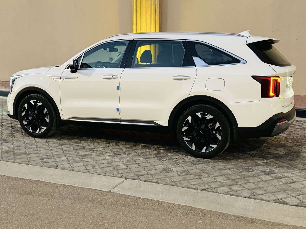 سورنتو 25 رقم بغداد الجديد،ماشية 5 الف  ضمان الدولية  5سنوات فئة 4X يعني اعلى فئة بسورنتو  فور ويل  مقاعد جلد  مقاعد تبريد تدفئة بنوراما 4 كامرات داتاشو ويل 20  كراسي كهرباء جنطة كهرباء  درايف مود ( 7 أنظمة قيادة )  اوتو هولد  مساعد انحدار مانع انزلاق هندبريك دكمة بردة ابواب خلفية انارة داخلية ليزرية متغيرة لد LED امامي وخلفي  لايت زنون عالي ناصي وباقي المواصفات معروفة    السيارة بيها بحافة الصندوق مكان بارد مقدار 20سم موضح بصورة   وباقي السيارة مكفولة كفالة عامة   السعر 363 مع مجال بسيط   ***********.
