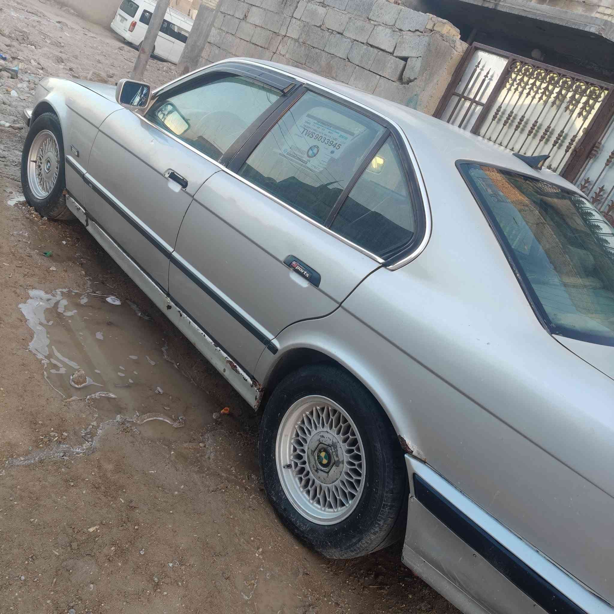 السلام عليكم BMW 535 موديل 1991 كير اتوماتيك سيارة نضيفة بيها ملاحضات بسيطة مكاني محمودية ***********
