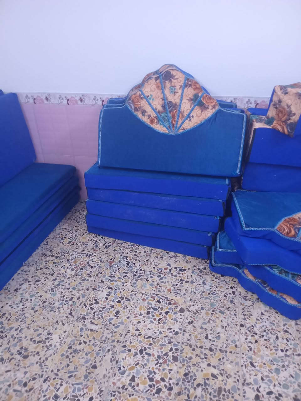 سلام عليكم جلسة ٦ دوامك فلين  كامله  نظافة ٨٠% سعره ٢٠٠ وبيه مجال بسيط حك جيه العنوان حي القادسيه  رقم ***********
