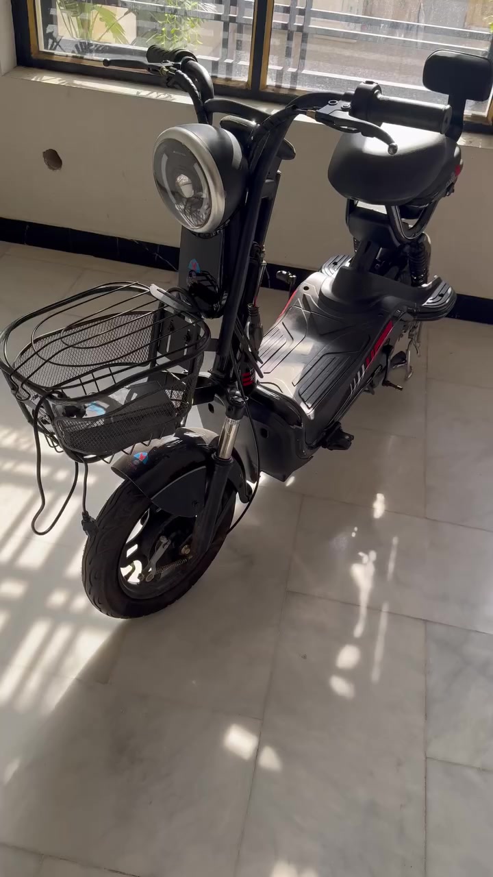 دراجة شحن جديدة بس متروكة صار هواي البطاريات هابطة السعر 225
***********
