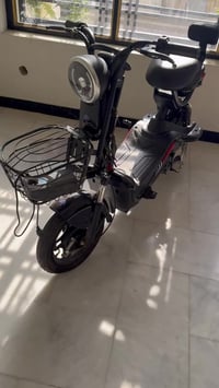 دراجة شحن جديدة بس متروكة صار هواي البطاريات هابطة السعر 225 077173785...