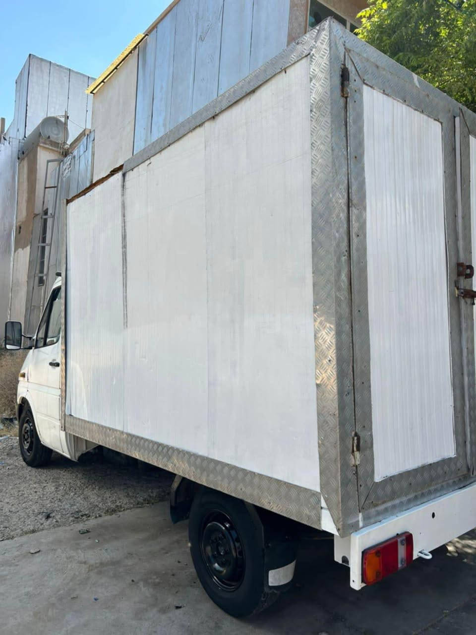 سلاوی خواتان لئبئت مارسیدس بئنز ڕەقەم سلئمانی تە حویل خرامە بەشەرت سەنەوی بەسەر جوە گئررو مە کینە بەشەرت کامل تە حمیل کراوە  مۆدئل ٢٠٠١ نوقسانی تیا نیە ٢٥٠ دینار 
ز .م *********** السليمانية, العراق
