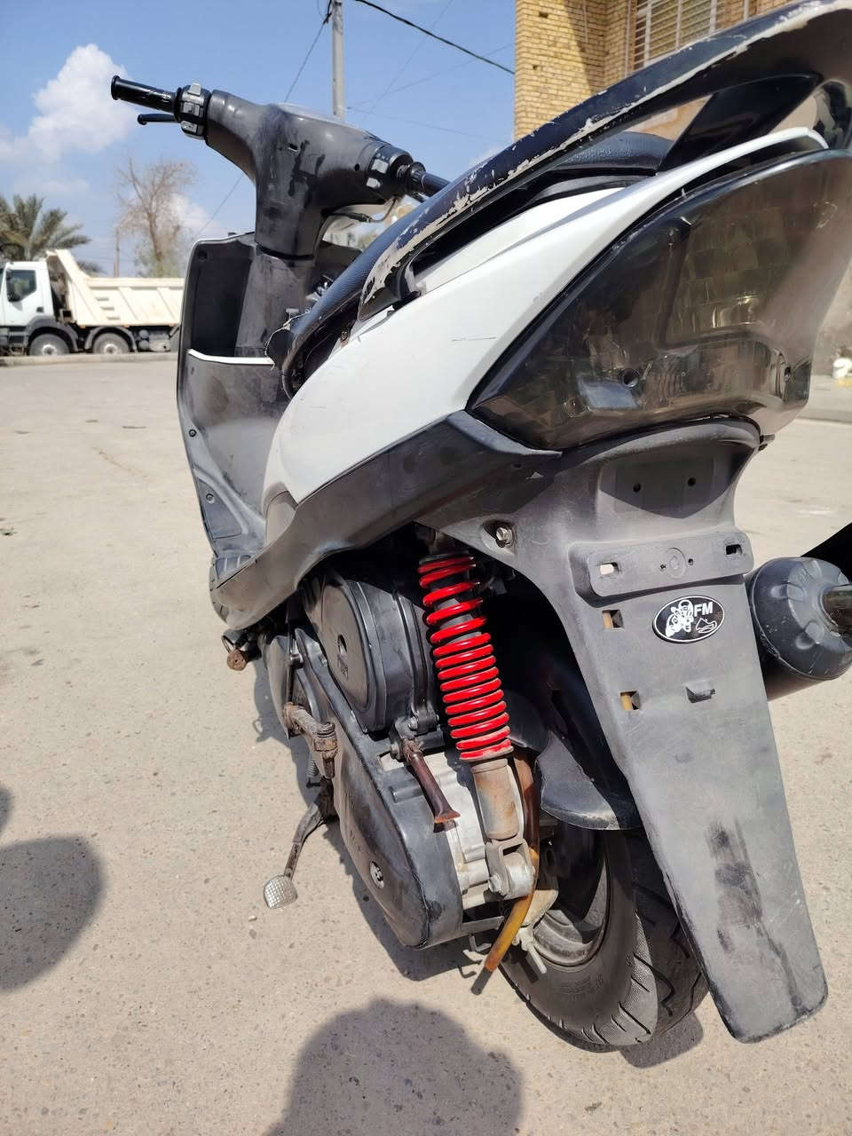 سلام عليكم دراجه ماكس للبيع مكينه ما مفتوح بلاديه ٤٩  نكره سلف كفرات اصليات كابريتر اصليه  تايرات جدد سعر ٦٠٠ بيه مجال للطيبين مكاني كوت السفحه رقم ***********
