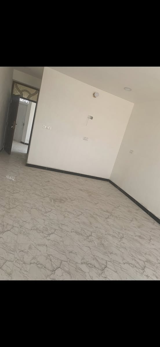 بيت طابقين كامل في الكوت الجديده نهايه شارع الاقواس خلف مجمع القضاة
وبناء جديد2021 
مساحه 200 متر
استقبال ومطبخ وصاله وصحيات وغرفتين نوم
والطابق الثاني معزول عن الاول بي سويتات اثنين معزولات كل واحد بي غرفه نوم ومطبخ وصحيات
للاستفسار الاتصال ع الرقم
***********
او ع الخاص
