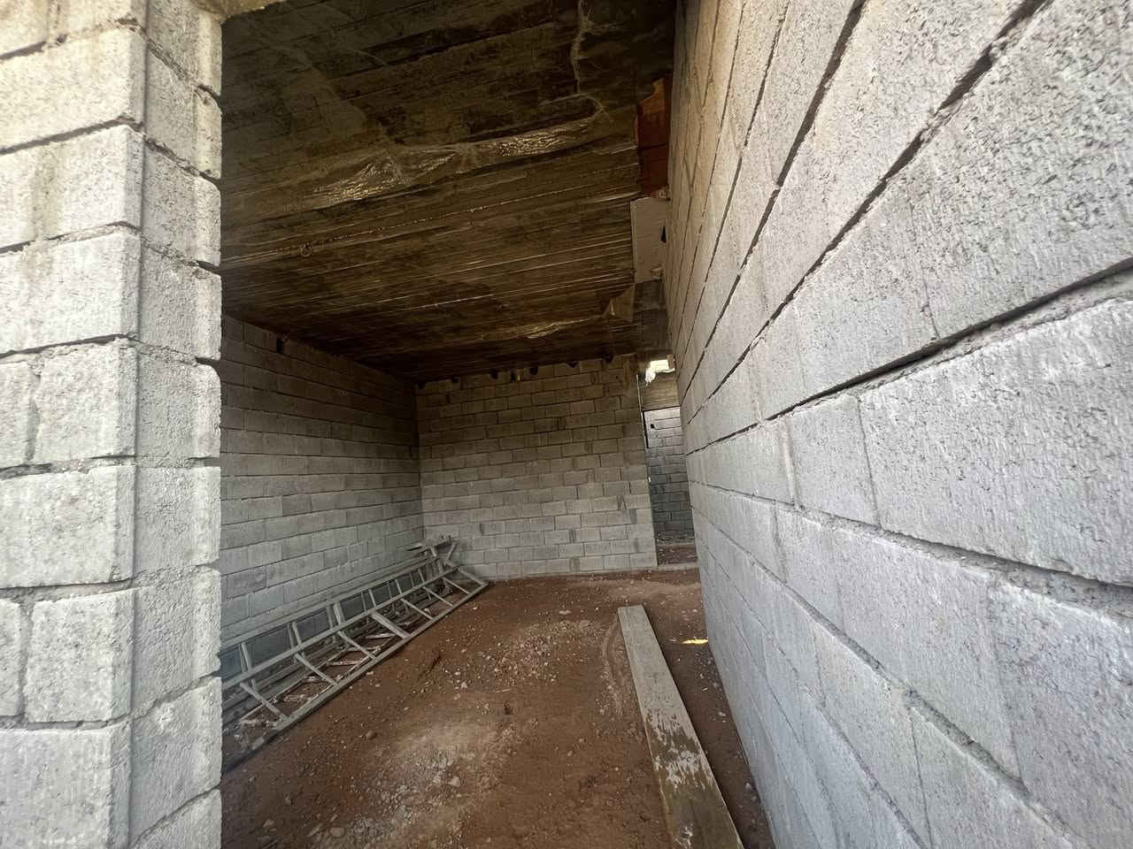 السلام عليكم ورحمه الله وبركاته
هيكل للبيع مساحه 125 متر مربع ركن 

غرفتين نوم *صاله مفتوح ويه مطبخ  +ماء بير مشترك 

عنوان 7 نيسان فرع مغزن كولا 

سعر 22 وبي مجال 

هاتف ***********
