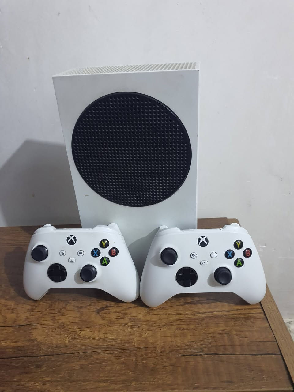 اكس  بوكس سيريس اس 

مواصفات موجودة بالصورة الي جوة

 العب gta 6 اول ما تنزل 

جهاز نضيف ما مبدل بي شي و ويا يدات 2 اصليات وكل ملحقاتة كاملة ويا

مكاني : بغداد-المحمودية

السعر: 490الف قابل للتفاوض 

للتواصل واتساب : ***********

*اذا عندك تجميعة زينة اتواصل وياي ابدل وياك *
