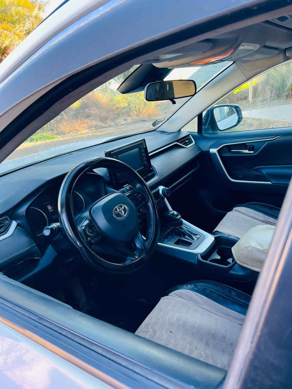 سلام عليكم راف فور٢٠١٩xleوارد امريكي  حادث امريكا فقط تاير معووج و رصعه بل بنيد كما موضح بل صور وبل عراق فقط ربع شبر بارد بل باب الامامي الايمن كما موضح بصور  مكان السياره /بغداد ابي غريب 
هاتف ***********
