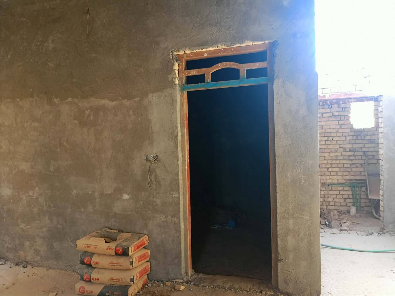 سلام عليكم 

بيت طابو زراعي للبيع 

مساحه ١٣٠م وجه ٦ونص ونزال ٢٠م مربع 

مكانه كاع وسام ال حامي قريب عل سايدين الجدد مسافه ٧٠م 

بناء طابوك عكاده يتكون من ديوانيه مطبخ صاله غرفه صحيات داخليه وخارجيه 

عوزه بياض وارضيه فقط 

كامل لباخ وماي وكهرباء 

لاستفسار مراسلة الحساب أو الاتصال على الرقم 

***********
