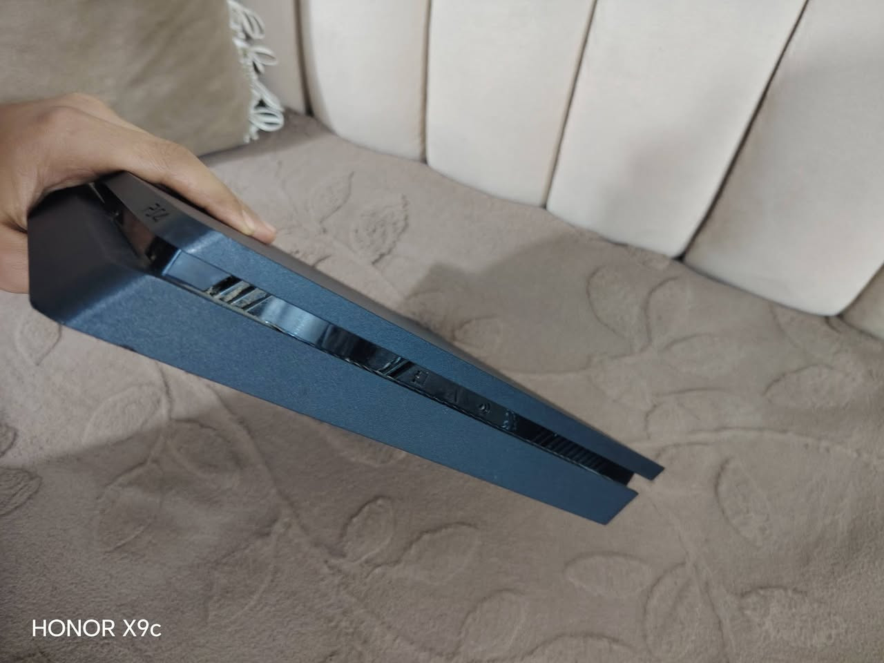 السلام عليكم بلي 4 للبيع مكفول مامفتوح مشتغل قليل وياه يدتين وشاحنه واربع لعبات قراند 5 بتلفيلد مصارعه وحرب وياه لعبات منزلها داخل البلي سعر 225 وبي مجال مكاني بغداد الحسينيه مال راشديه وتوصيل موجود جميع أنحاء العراق للتصال للستفسار ***********
