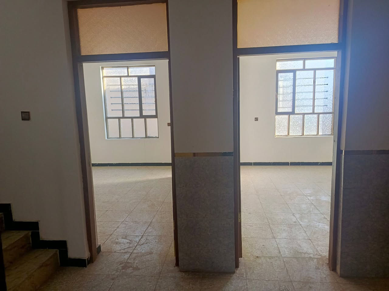 السلام عليكم بيت للبيع ١٨٠م الواجهه ٩والنزال ٢٠م يحتوي على 6 عرف نوم واستقبال ومطبخ وصاله وگراج سياره والبيت جاهز للسكن كامل الخدمات من ماء وكهرباء وتبليط  زراعي رعفرانيه أربع شوارع و للاستفسار ***********
