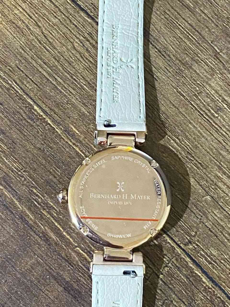 للبيع ساعة نسائية سويسرية أصلية من ماركة Bernhard H. Mayer
- Swiss Made صناعة سويسرية
- موديل BH48W/CW
- جديدة بالكامل ولم تُستخدم نهائياً
- مع العلبة الأصلية والأوراق
- زجاج Sapphire Crystal مقاوم للخدش
- مقاومة للماء 5 ATM
- لون ذهبي وردي مع سوار جلدي أنيق

الساعة بحالة ممتازة جداً وكأنها من الوكالة.

السعر: 1,100,000 دينار عراقي قابل للتفاوض بالمعقول.

للاستفسار أو التواصل يرجى مراسلتي على الخاص.***********
