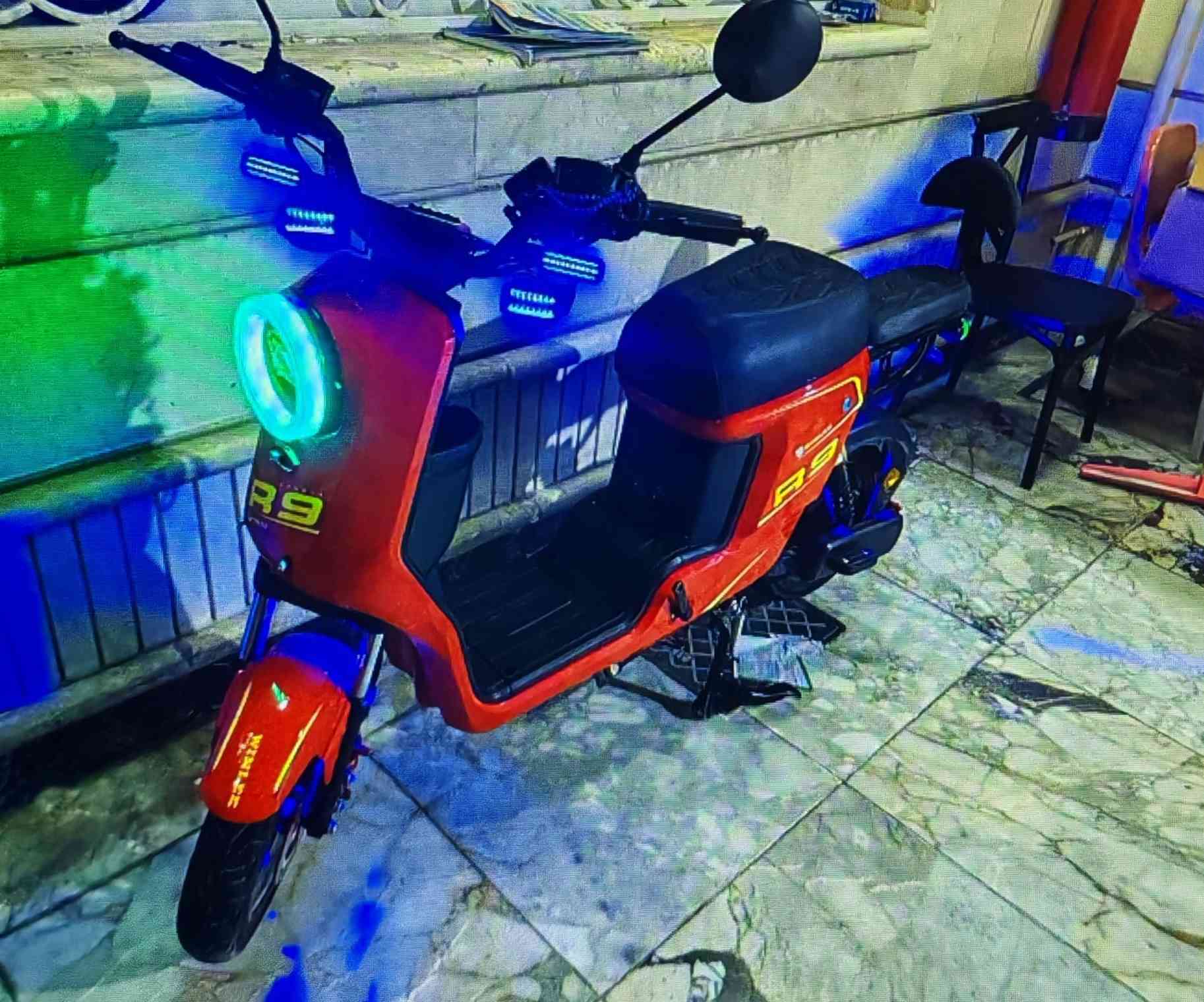 دراجـه شحن 🛵 R9
للبيع او مرواس بدراجه بانزين  

تجي تشغل وتروح دراجه نضيفه كلش 
اربع نمر سرعه 109 
اثنين بصمه اثنين سويج تشغيل عن بعد 
ملحقات كامله 

السعر 350الف قفل 
📍عنوان بغداد الحسينيه
للتواصل ***********
