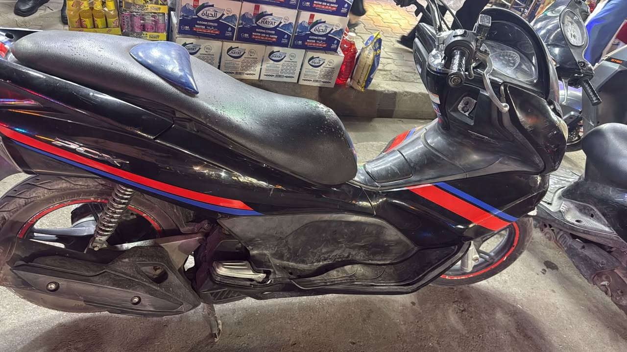سلام عليكم pcx جيل اول 
محركها ١٢٥لون اسود كلشي شغال بيها سعرها ١٢٠٠
واتساب *********** اومراوس جيل ثاني
