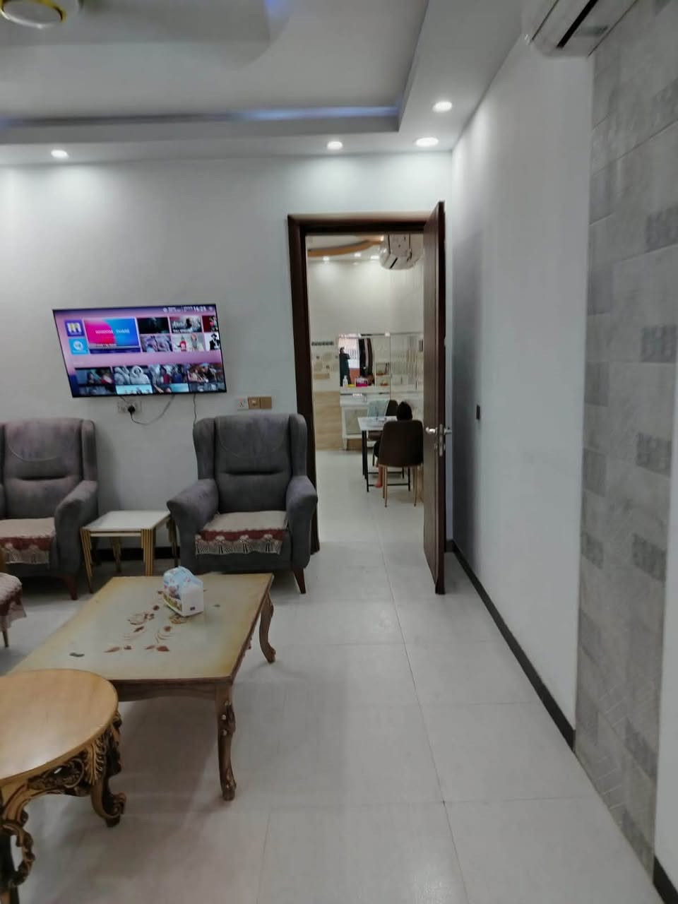 :

🏡 للإيجار – شقة مؤثثة ديلوكس 🏡

✨ شقة مؤثثة تأثيث راقٍ ونظيف
📍 الطابق الأول
📍 خلف مطعم صاج الريف – موقع هادئ ومميز

🔹 تتكون من:

* غرفة نوم
* صالة
* مطبخ
* حمام وخدمات

✅ تشمل:

* إنترنت
* كهرباء
* أثاث كامل وجاهز للسكن

🌟 مناسبة للعوائل أو الموظفين الباحثين عن الراحة والموقع المميز.

📞 مكتب أبو زياد للعقار
☎️ ***********

