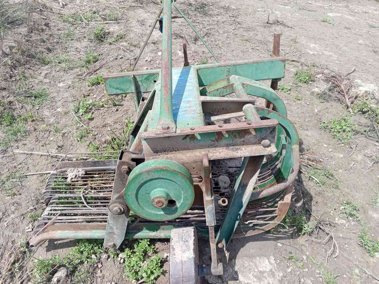 سلام عليكم قالعه بطاطه عنوان اليوسفيه سعر 650الف بيه مجال شراي حاضر اني  رقام ***********.   ***********
