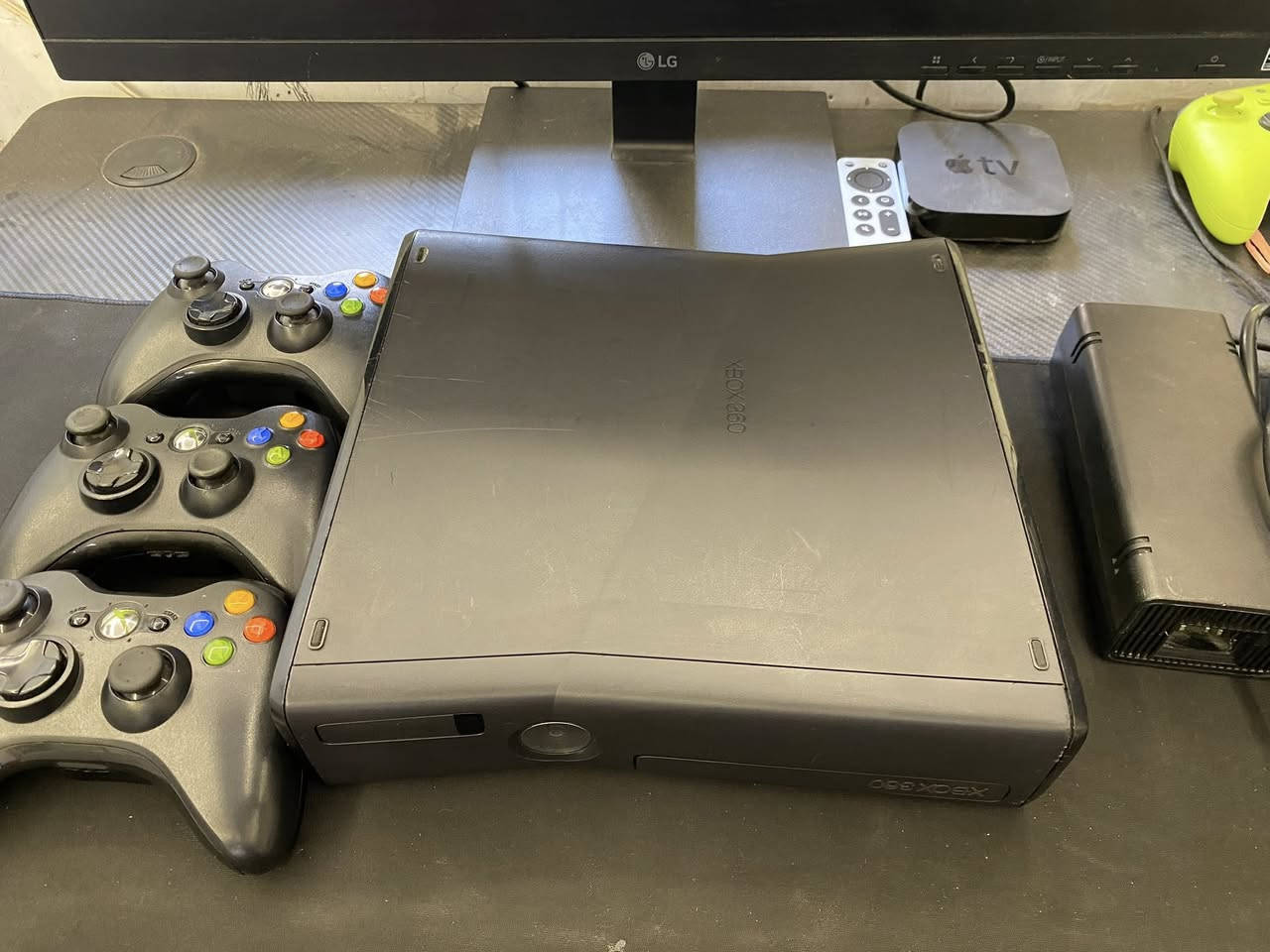 إكس بوكس 360 (Xbox 360)
• الحالة: نظيف جداً، فقط القطعة العلوية مكسورة (كما موضح في الأعلى).
• الملحقات: يأتي معه 3 يدات تحكم (واحدة منها شغال لكن لا يتصل بالجهاز).
• المساحة: 250 جيجابايت.
• الألعاب: يحتوي على 141 لعبة.
• السعر: 110 ألف دينار.


**إذا كنت صاحب هذا الإعلان وتريد حذفه لأي سبب، رجاءا أرسل رسالة إلى الدعم الفني**