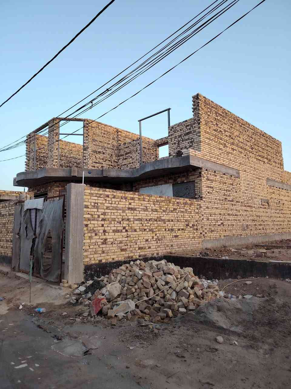 بيت للبيع حي مين الثاني مقابل مجمع الأمير مساحة ٢٢٠ متر يحتوي على ٤غرف نوم وصاله ومطبخ واستقبال صحيات خارجيه وداخليه بنسبه طابق ثاني غرفتين وصاله وصحيات بيت مسس ماي وكهربا بوري مطبخ مطبك سيراميك وصحيات ايضن سيراميك مع كافت خدمات كهرباء وماي ومجاري شارع تبليط كيبل اضوي ***********

