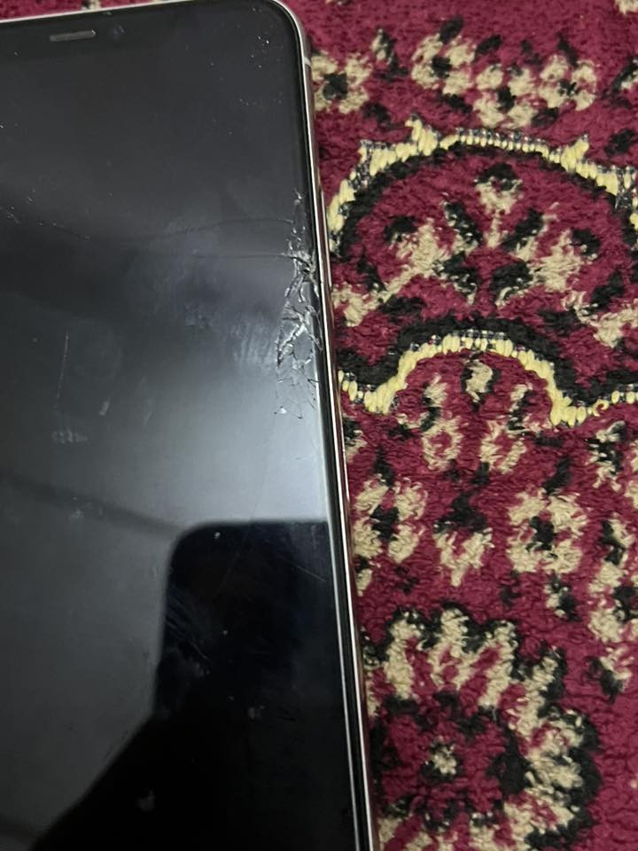 البيع ايفون 11 ابرو ماكس مبدل بطاريه اصليه 100 بيه كسور مثل ما مضح بصوره السعر 250 بيه مجال مكان قضاء الميمونه 
اتصال ***********
