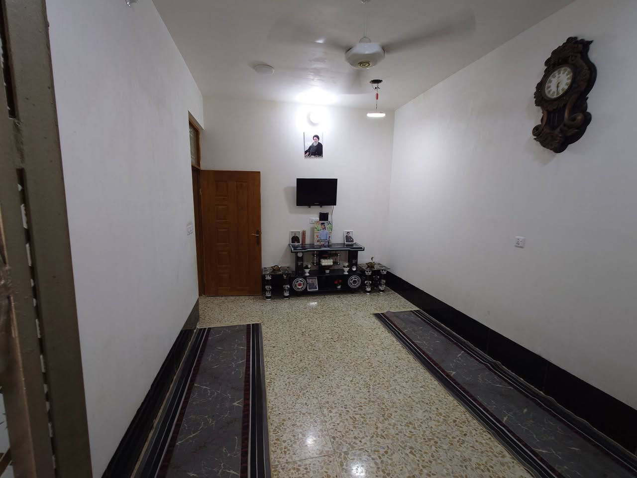 السلام عليكم بيت قاط واحد 110 متر في  مجمع فدك كامل من ناحية الكهرباء  الوطني والسحب والمجاري والأبي وهذا رقمي ***********
