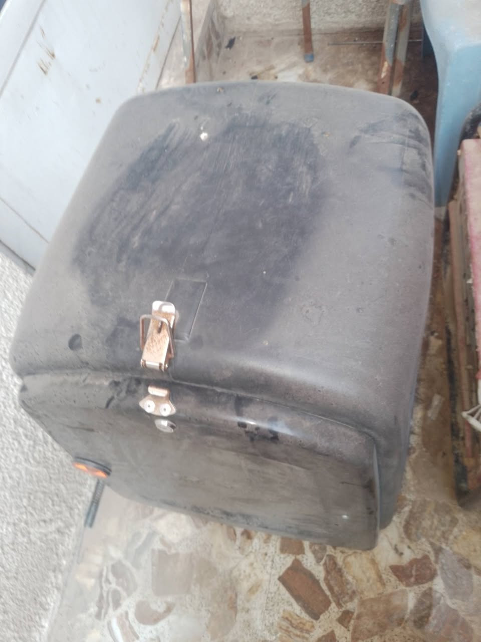 سلام عليكم صندوكين دلفري جبير وصغير الاسود نضيفات كلش بس ينرادلهن غسل ب25 والصغير ب10 مكاني يم جزيرة بغداد السياحية للاستفسار *********** واتساب فقط
