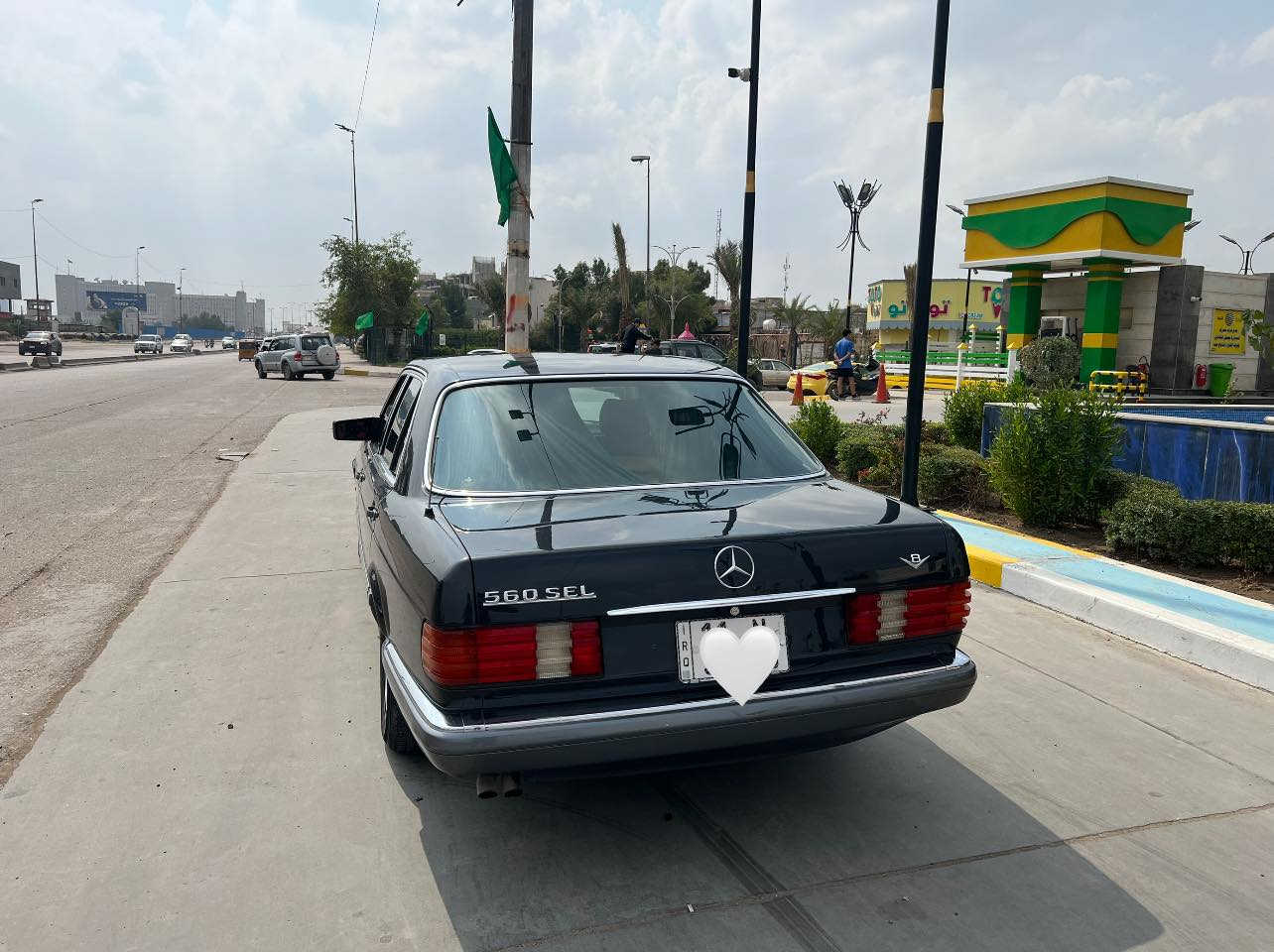 سلام عليكم مارسدس رئاسي موديل1990
560SAL
مكفوله من الضربه وتبديل بس صبغ جماليه 
جديدة سياره كلش داخل عسلي كهربائيات كلها شغاله وكير ومكينه مكفولات معروضه سياره 140ورقه مكانها بغداد شارع فلسطين وهذا رقمي *********** اتصل وادلل
