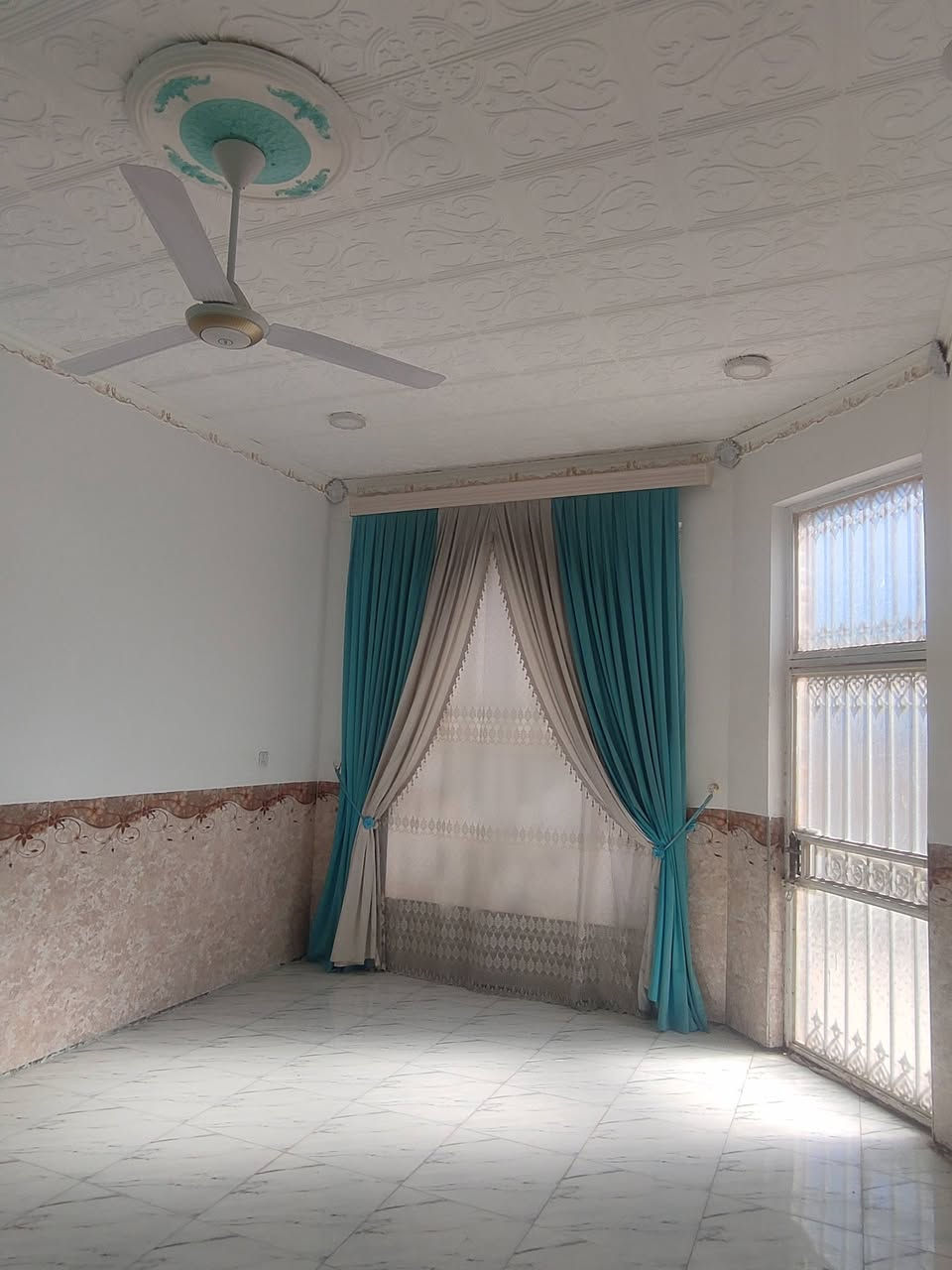 دار للبيع
دار للبيع مساحه 290 واقع حال طابو زراعي سند 25مساحه 250  الموقع قريب حي الحوراء مجاور حسينه عبد الخضير 

غرفتين  مساحه الواحده5*4
صاله7*4
مطبخ5*4
استقبال7*4

يحتوي على مناور عدد 2 و وكراج سيار 
ويحتوي صحيات داخليه و خارجيه 
ويحتوي على حديقه 

للاستفسار الاتصال ***********
