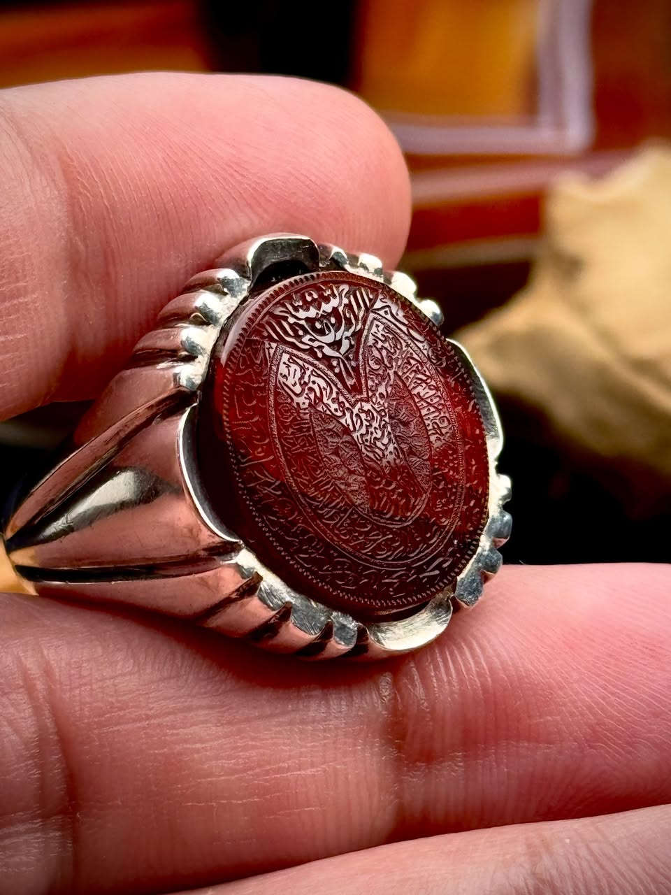 ♦️الفاخر من العقيق اليماني الأحمر المزعفر
قطعة استثنائية تجمع بين جمال الحجر وروعة النقش

♦️يتوسطه نقش يدوي دقيق يحمل لمسة الخطاط المميز فاروق

♦️تفاصيل النقش

💎البسملة بارجست

💎المدار الاول

 إنّـي أريد أمانا يا ابـن فاطمة .. مستمسكاً بيـدي مـن طـارق الزمـنِ* *مـن فاطـم وبنيهـا ثـم والدهــا .. والمرتضى حيدرٌ أعني أبا الحسنِ

💎المدار الثاني

اسماء الائمة

♦️حيث تتداخل الحروف بانسيابية داخل إطار دائري مليء بالتفاصيل الدقيقة التي تعكس مهارة عالية في فن نقش الأحجار الكريمة

♦️أما الصياغة فهي صياغة يدوية متقنة يحيط بالحجر بشكل تاجي أنيق يمنحه حضورًا قويًا وهيبة واضحة على الإصبع

قطعة تجمع بين:
✨ أصالة العقيق اليماني
✨ دقة النقش اليدوي
✨ فخامة الصياغة 

💎خاتم يليق بمن يبحث عن التميز والقطع النادرة


**إذا كنت صاحب هذا الإعلان وتريد حذفه لأي سبب، رجاءا أرسل رسالة إلى الدعم الفني**