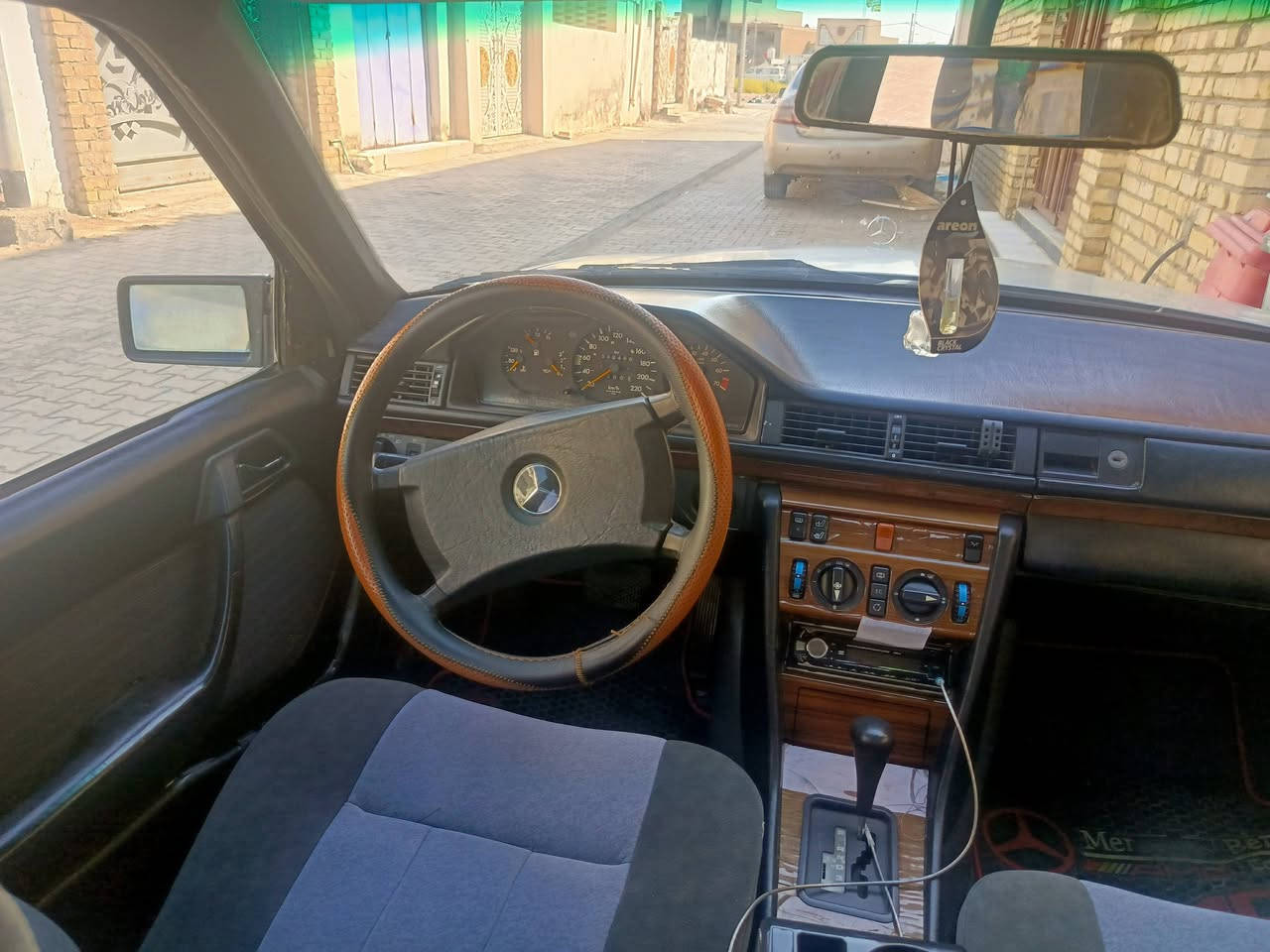 سلام عليكم مارسدس دب   للبيع موديل 88 رقم بغداد دولي مكينتها الاصلية بلاد شرط نظافه
💫 تبريد تخم  تاير حدادية جديدة  بسمي رقم بغداد سياره نظيفه بمعنئ الكلمه 
✨ مكان السياره واسط قضاء الحي 
*********** ///السعر ب 47 وبيها مجاال
