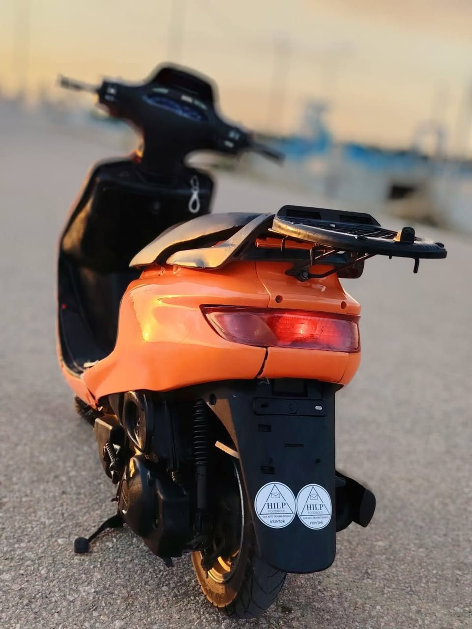 سلام عليكم شباب دراجه فراشه فحل الون برتقالي  للبيع مكينه لاتبخير ولا تنقيص مامفتوحه
كهربائيات شغاله باتري جديد نكره سلف  لايت اشاير بك لايت كلها شغاله  مكينه خير من الله 
مكان الدراجه 🏠 الديوانية 
قضاء غماس 
السعر 💵 450 وبيها مجال للطيبين 
للاستفسار اكثر اتصل ***********
