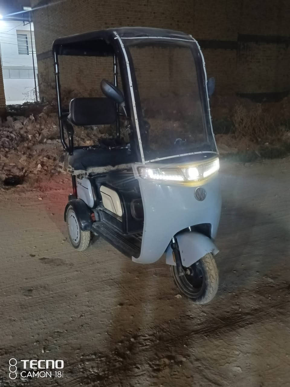 السلام عليكم
دراجه شحن ثلاث ركاب 
خمس بطاريات 
الدراجه كامه مكمله 
مكاني الكاظمية 
رقم ***********
السعر 500 الف
