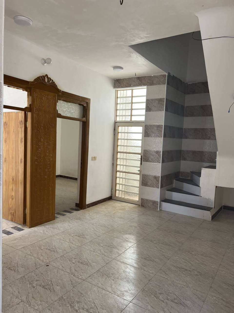 بيت 🏠 للبيع ركن 100 متر  صب كوكريت سقف وساس زراعي 25 صاله مطبخ استقبال 
2 خرف ماء 💧كهرباء خط مولده تانكي مي ويا وكيزر 
مكان نجف ميسان عامود 314 
*********** 
سعر 38وبي مجال
