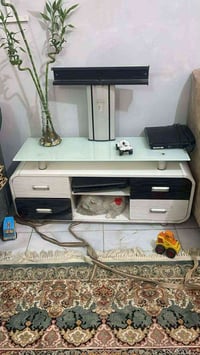 ميز شاشة • حامل تلفزيون