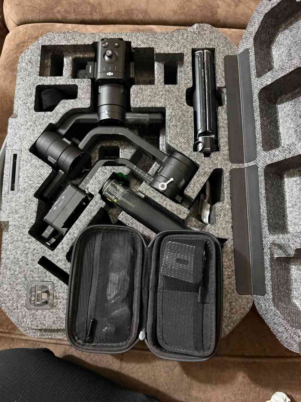 رونين S من شركة DJI
مكان/موصل/تلعفر/رقم التواصل *********** او واتساب نفس الرقم 
سعرها ٣٥٠ بيها مجال بسيط

1-أقصى حمولة (Payload): تصل إلى 3.6 كجم (مما يجعله قادرًا على حمل معظم الكاميرات مع عدسات ثقيلة).
2- أقصى سرعة تحكم: 75 كم/ساعة (عند التثبيت على منصات متحركة كالمصورة أو السيارات).
3- عمر البطارية: يعمل حتى 12 ساعة متواصلة مع بطارية
 سريعة الشحن (RB2 - 2400 mAh).
4-نظام SmoothTrack: يتيح الانتقال السلس بين حركة اليد وحركة الكاميرا في جميع المحاور (Pan, Tilt, Roll).
 5-وضع Sport Mode: يعطي استجابة فورية وسريعة جدًا للمحركات لملاحقة الأجسام السريعة.
 360 Roll (الالتفاف الكامل): إمكانية تدوير الكاميرا 36
 6-وضع الممر المائل (Underslung Mode): الانتقال بسهولة وسرعة من مستوى النظر إلى مستوى الأرض دون حجب الشاشة.
