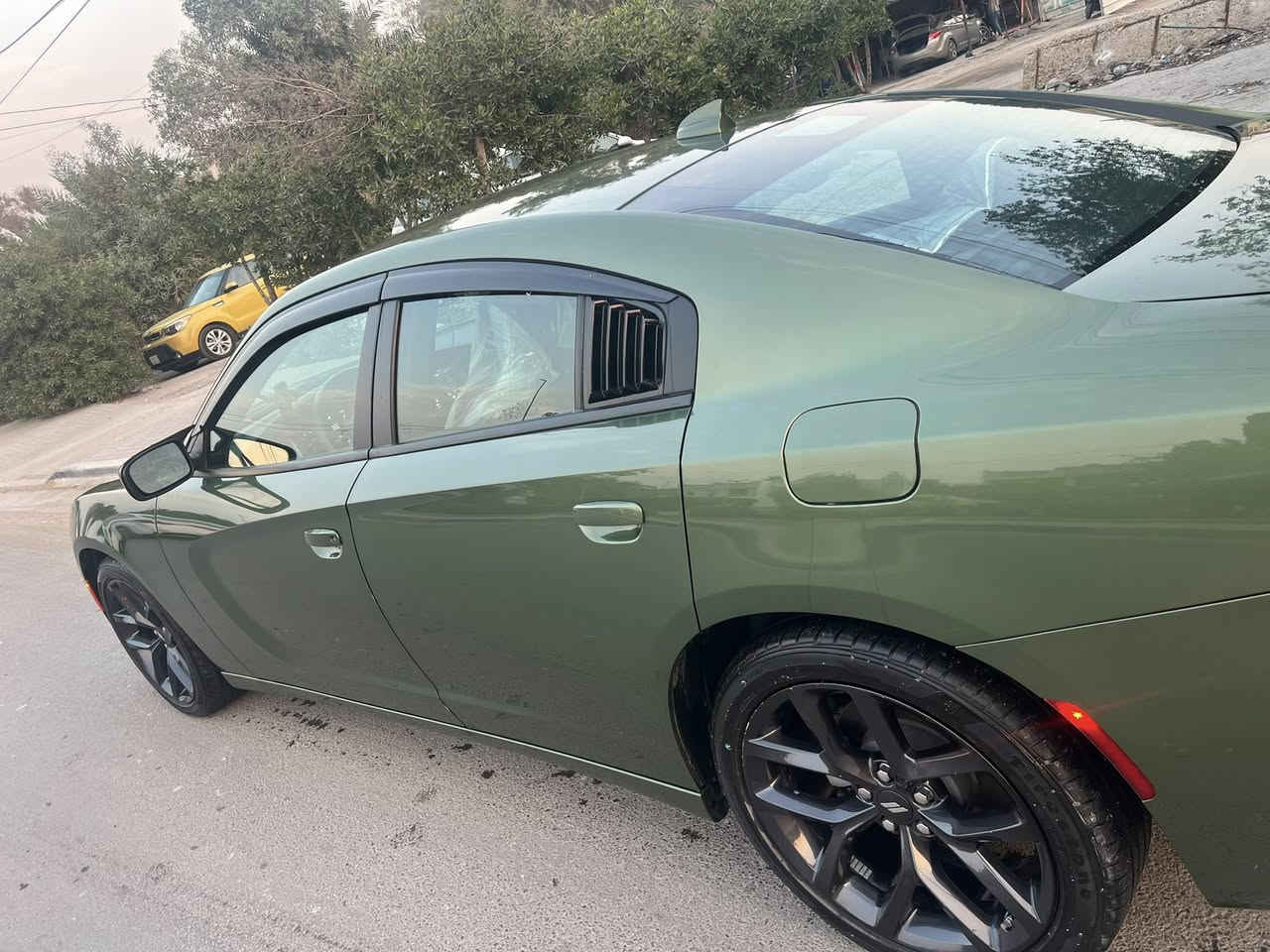 جارجر موديل 2023 لون مميز الاصدار الاخير مستوردهة على ايدي  بأسمي حادثهة فقط باب السكن مثل مموضح بالصورة فئة سكست السيارة جديدة ماشية 34 السعر 275 رقمي الهاتف *********** مكاني بغداد البياع
